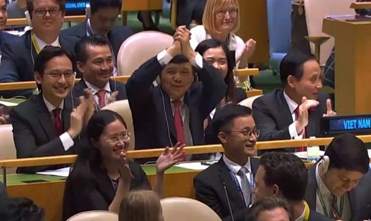 Đoàn Việt Nam tại Đại hội đồng Liên Hợp Quốc thời khắc công bố kết quả kiểm phiếu. Ảnh: TGVN.