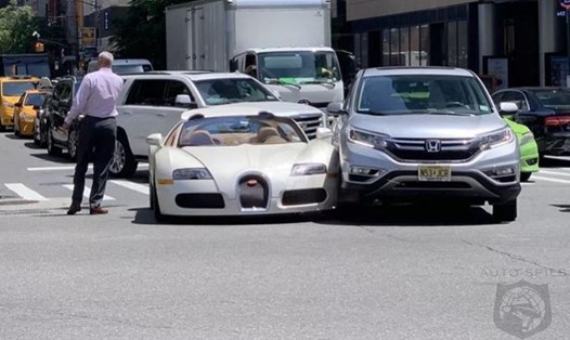 Siêu xe Bugatti Veyron va chạm với CR-V. Ảnh: Carscoops