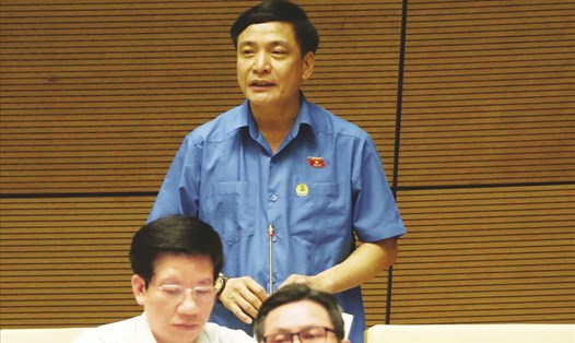 Đại biểu Quốc hội, Chủ tịch Tổng LĐLĐVN Bùi Văn Cường phát biểu thảo luận tại hội trường Quốc hội về Việt Nam gia nhập Công ước số 98 ngày 7.6. Ảnh: TTXVN