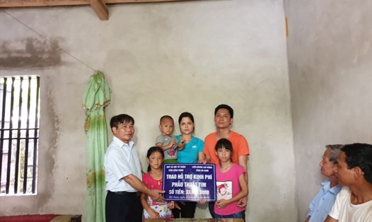 Đồng chí Phạm Văn Quý, Phó Chủ tịch LĐLĐ tỉnh Hà Nam trao hỗ trợ tới gia đình chị Nguyễn Thị Lý. Ảnh: PV