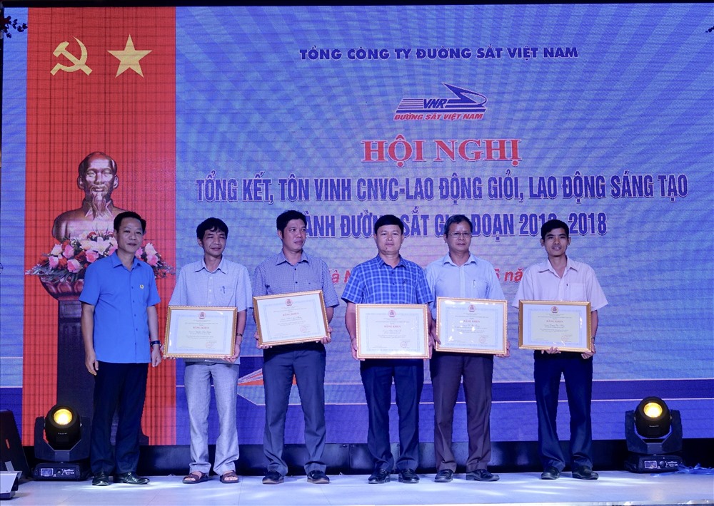 Chủ tịch Công đoàn ĐSVN Mai Thành Phương (ngoài cùng bên trái) trao Bằng khen của Tổng LĐLĐVN cho các cá nhân có thành tích xuất sắc