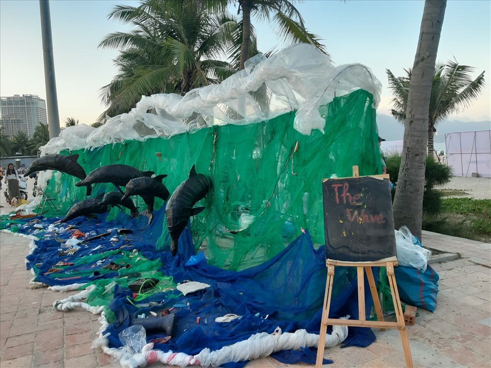 Đà Nẵng kêu gọi người dân và du khách nói không với rác thải nhựa. Ảnh một gian trưng bày tác phẩm được làm từ nhựa.
