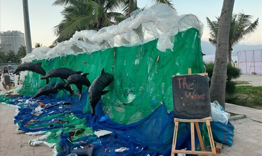 Đà Nẵng kêu gọi người dân và du khách nói không với rác thải nhựa. Ảnh một gian trưng bày tác phẩm được làm từ nhựa.