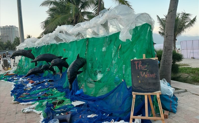 Đà Nẵng kêu gọi người dân và du khách nói không với rác thải nhựa. Ảnh một gian trưng bày tác phẩm được làm từ nhựa.