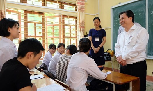 Thứ trưởng Nguyễn Hữu Độ động viên học sinh lớp 12A1 trường THPT Chu Văn An sắp tham dự kỳ thi THPT quốc gia 2019.