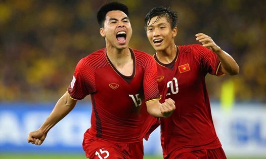 Đức Huy nhận được phần thưởng 100 triệu đồng nhờ ghi bàn thắng đầu tiên cho ĐT Việt Nam ở trận chung kết King's Cup 2019 với ĐT Curacao. Ảnh: Hữu Phạm