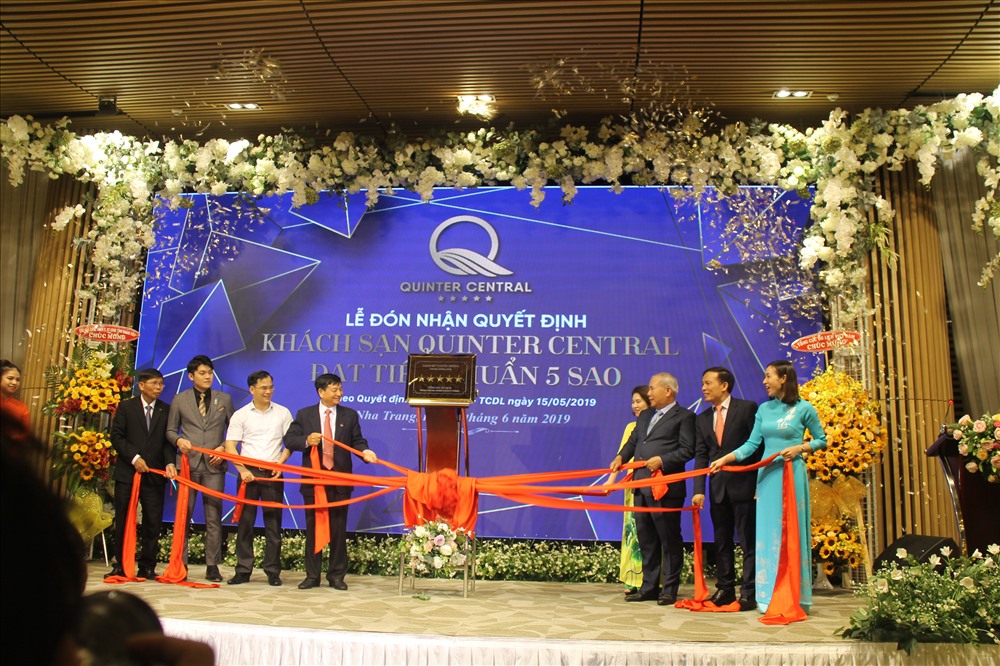 Lễ gắn hạng 5 sao cho khách sạn Quitner Central Nha Trang. Ảnh: K.L