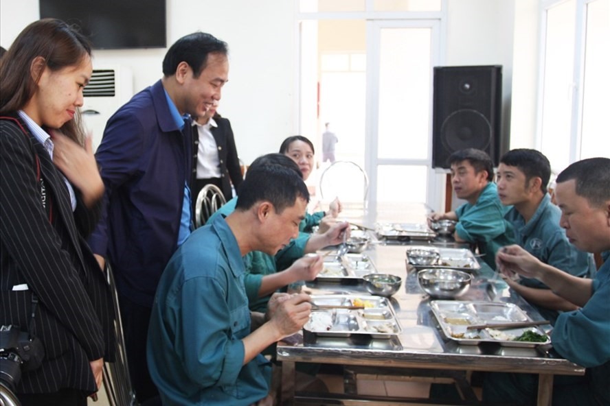 Đồng chí Trần Quang Huy - Uỷ viên Đoàn Chủ tịch Tổng LĐLĐVN, Chủ tịch CĐ Công thương Việt Nam (thứ hai từ trái sang) thăm hỏi NLĐ Cty CP gang thép Thái Nguyên. Ảnh: M.T