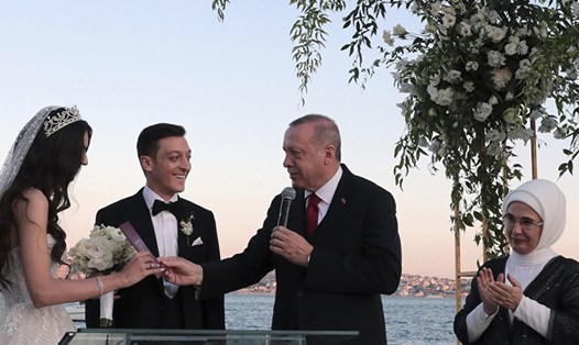 Tổng thống Thổ Nhĩ Kỳ dự đám cưới của cầu thủ Mesut Ozil. Ảnh: AP.