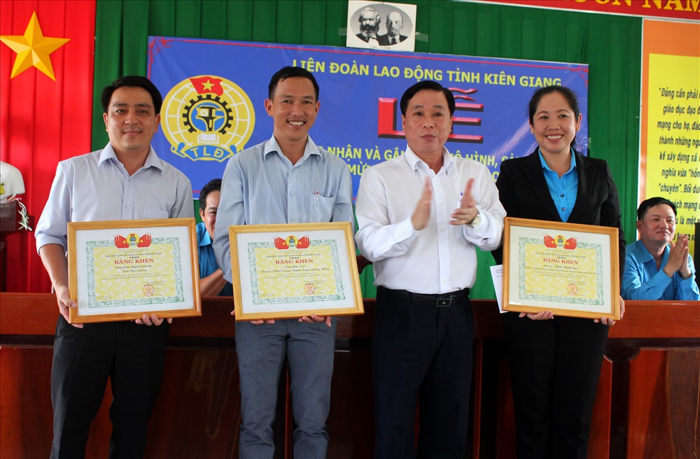 Ông Trần Thanh Việt - Chủ tịch LĐLĐ Kiên Giang- khen thưởng cho đoàn viên có thành tích trong các phong trào thi đua yêu nước. Ảnh: Lục Tùng