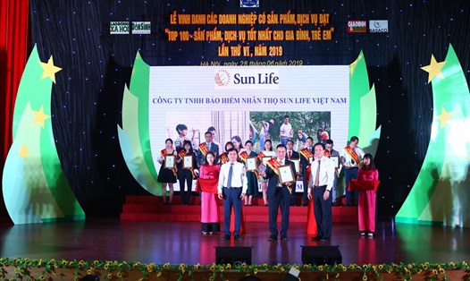 Đại diện Sun Life Việt Nam nhận giải Top 100 – Sản phẩm, Dịch vụ tốt nhất cho Gia đình và Trẻ em 2019.