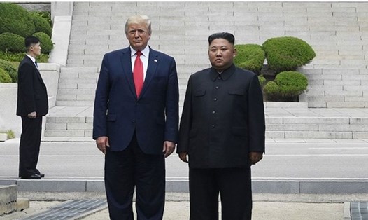 Tổng thống Mỹ Donald Trump và Chủ tịch Triều Tiên Kim Jong-un tại DMZ. Ảnh: AP