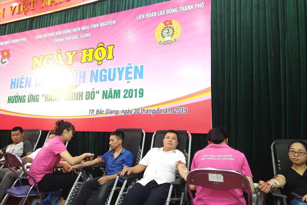 Các đoàn viên tham gia hiến máu.