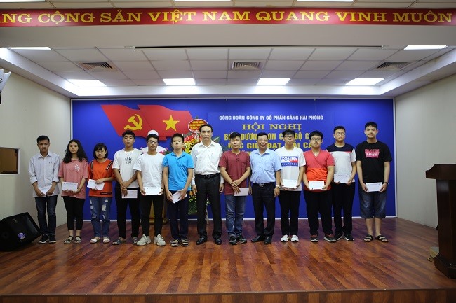 Lãnh đạo Công đoàn TCty Hàng hải Việt Nam trao phần thưởng cho con CNLĐ học giỏi. Ảnh: N.V.H