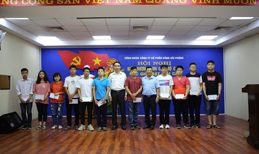 Lãnh đạo Công đoàn TCty Hàng hải Việt Nam trao phần thưởng cho con CNLĐ học giỏi. Ảnh: N.V.H