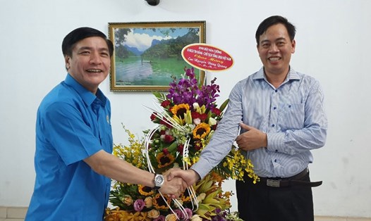 Chủ tịch Tổng LĐLĐVN Bùi Văn Cường (bên trái) chúc mừng đồng chí Nguyễn Đăng Quang - Phó Bí thư thường trực tỉnh ủy Quảng Trị.Ảnh: PV