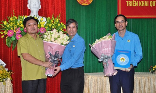 Phó Chủ tịch Thường trực Tổng LĐLĐVN Trần Thanh Hải - tặng hoa chúc mừng các đồng chí Hà Đức Quảng và Nguyễn Hải. Ảnh: QUẾ CHI