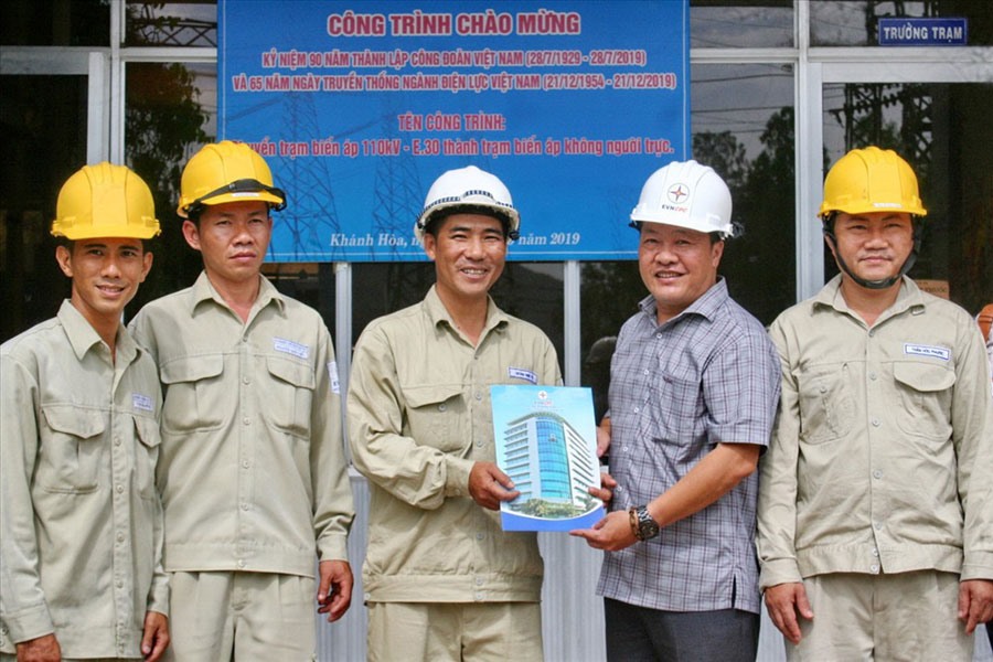 Chủ tịch Công đoàn Công ty CP Điện lực Khánh Hòa và tập thể CBCNV trạm 110kV-E.30 gắn biển công trình chào mừng 90 thành lập CĐVN. Ảnh: P.L