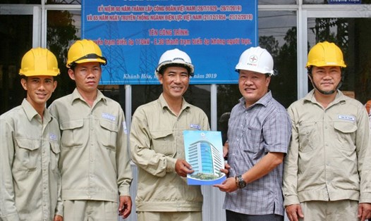 Chủ tịch Công đoàn Công ty CP Điện lực Khánh Hòa và tập thể CBCNV trạm 110kV-E.30 gắn biển công trình chào mừng 90 thành lập CĐVN. Ảnh: P.L