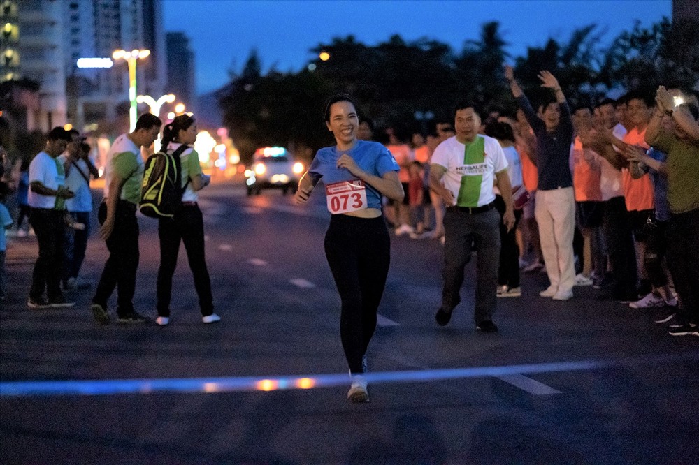 Lần đầu tiên nhiều chị em nữ CNLĐ Khatoco tham gia tranh tai ở đường đua biển Nha Trang. Ảnh:K.A