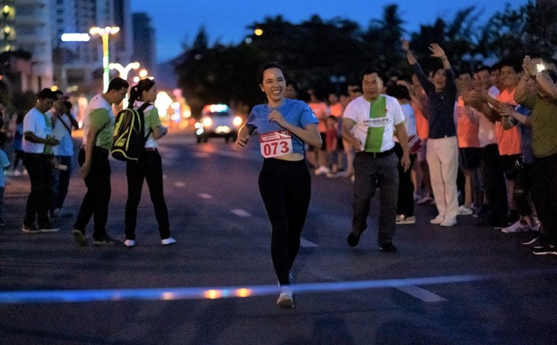 Lần đầu tiên nhiều chị em nữ CNLĐ Khatoco tham gia tranh tai ở đường đua biển Nha Trang. Ảnh:K.A