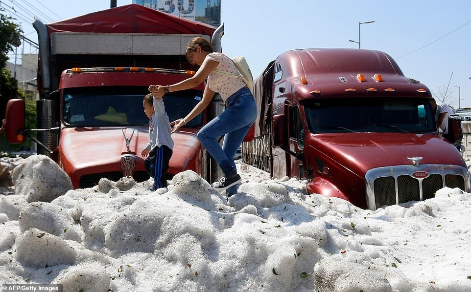 Lớp băng dày tới 2m trên đường phố Mexico sau trận mưa đá bất thường. Ảnh: AFP/Getty.