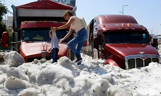 Lớp băng dày tới 2m trên đường phố Mexico sau trận mưa đá bất thường. Ảnh: AFP/Getty.