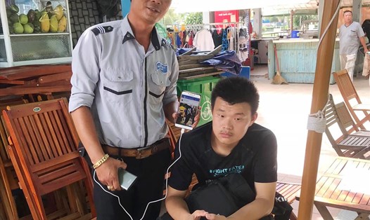 Nam thanh niên người nước ngoài (áo đen) ăn xin trá hình ở Đà Nẵng. Ảnh: ĐN