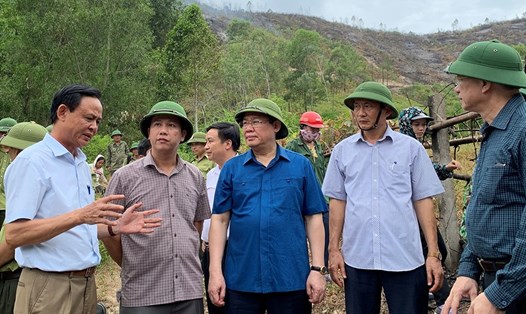 Phó Thủ tướng Vương Đình Huệ đã tiếp tục đi thị sát, kiểm tra tình hình chữa cháy rừng sau khi lửa lại bùng lên ở xã Trường Sơn, huyện Đức Thọ, Hà Tĩnh. Ảnh: Thành Chung.
