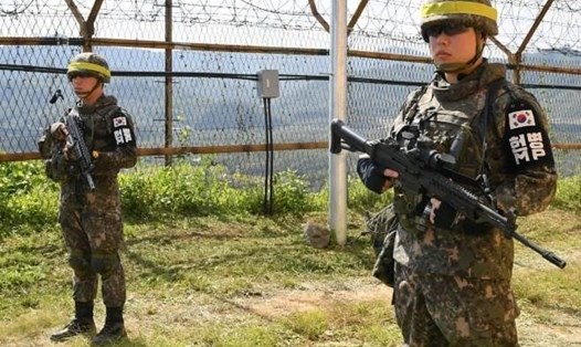 Lực lượng an ninh canh gác ở biên giới liên Triều. Ảnh: Reuters