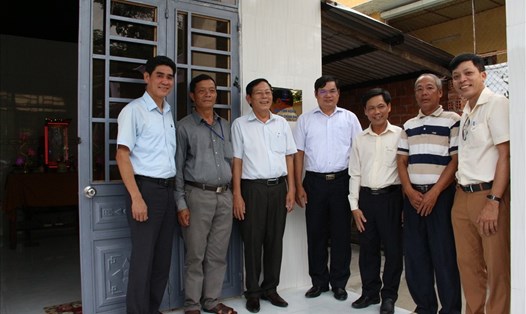 Chính quyền địa phương, lãnh đạo EVNCPC và PC Quảng Nam tại lễ bàn giao nhà tình nghĩa cho gia đình ông Hồ Viết Thi . Ảnh: NP