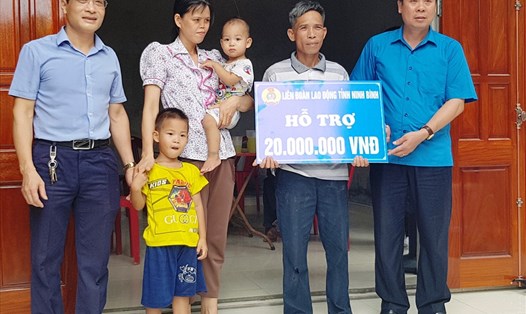Đại diện lãnh đạo LĐLĐ tỉnh Ninh Bình trao tiền hỗ trợ cho gia đình chị Đoàn Thị Ngoan. Ảnh: NT
