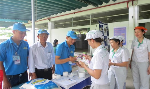 Nhân viên Cty cổ phần sản xuất nông sản Kim Sáng cung cấp sản phẩm cho đoàn viên, người lao động dùng thử. Ảnh: T.T