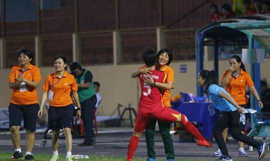 Niềm vui của cô trò HLV Đoàn Thị Kim Chi sau khi đánh bại TKS Việt Nam để vô địch lượt đi giải nữ VĐQG 2019. Ảnh; TSB