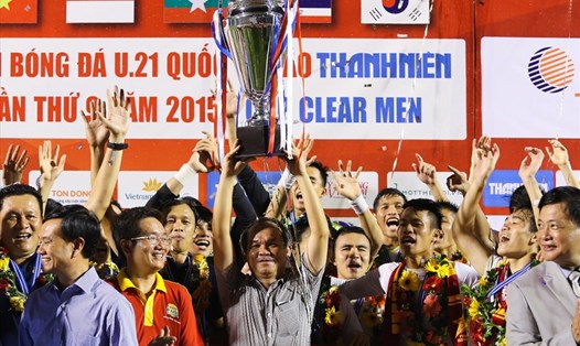 Bầu Đức nâng Cúp vô địch giải U21 quốc tế 2015 cùng U19 HAGL. Ảnh: Thuỳ Minh