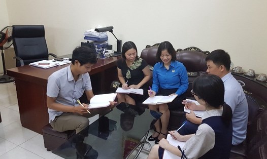 Bà Tôn Kim Thúy (thứ 3 từ trái sang) đang trao đổi với các cán bộ công đoàn. Ảnh: NVCC