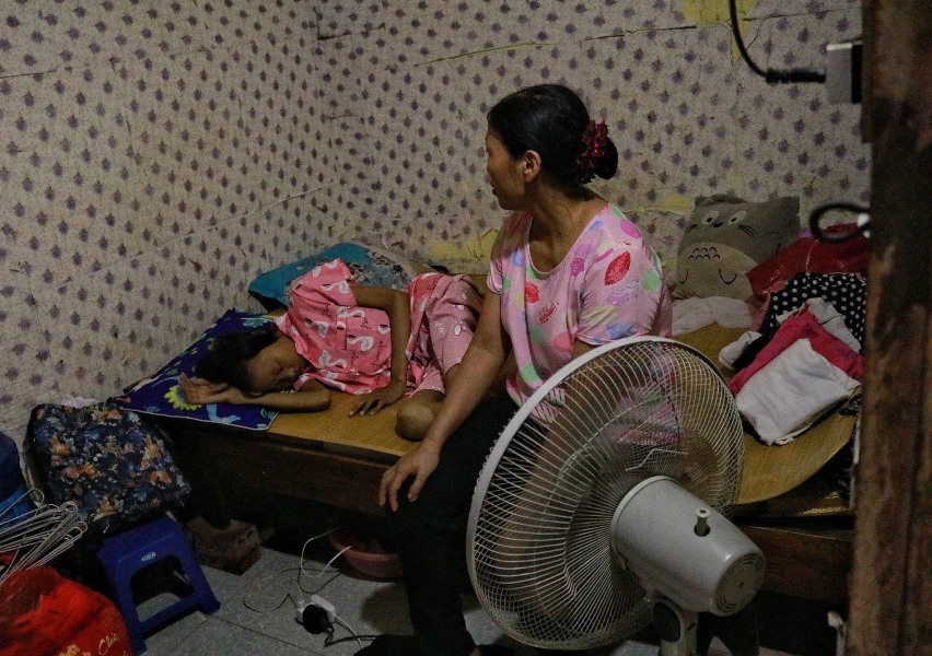 Mẹ con bà Ngô Thị Lương trong căn phòng trọ chật chội.