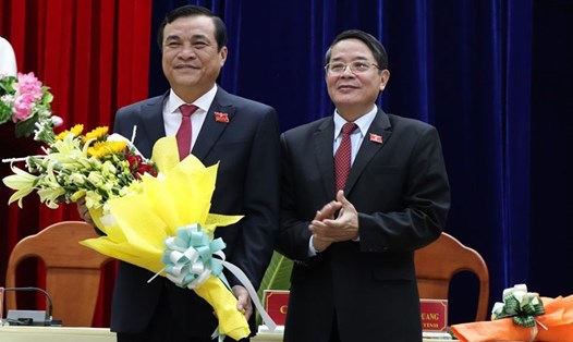Ông Phan Việt Cường (trái) được bầu giữ chức Chủ tịch HĐND tỉnh Quảng Nam.