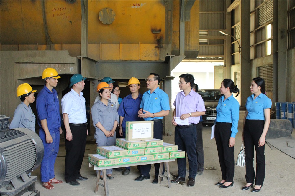 Chủ tịch LĐLĐ tỉnh Nguyễn Hữu Long tặng quà đoàn viên nhân Tháng Công nhân. Ảnh: ĐH