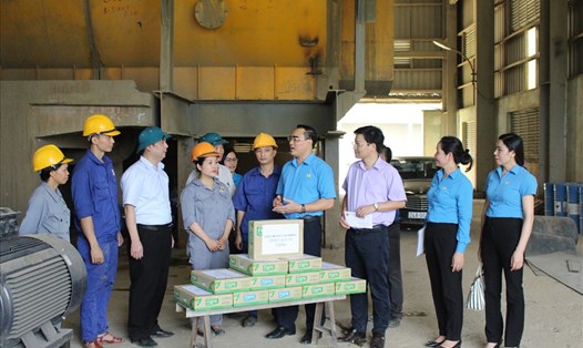 Chủ tịch LĐLĐ tỉnh Nguyễn Hữu Long tặng quà đoàn viên nhân Tháng Công nhân. Ảnh: ĐH