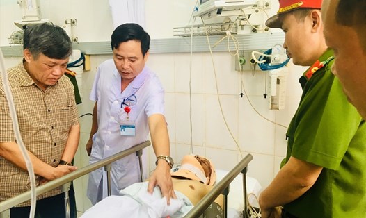 PCT UBND TP Hải Phòng Nguyễn Xuân Bình thăm thượng úy Nguyễn Trọng Quý tại bệnh viện - ảnh CTV