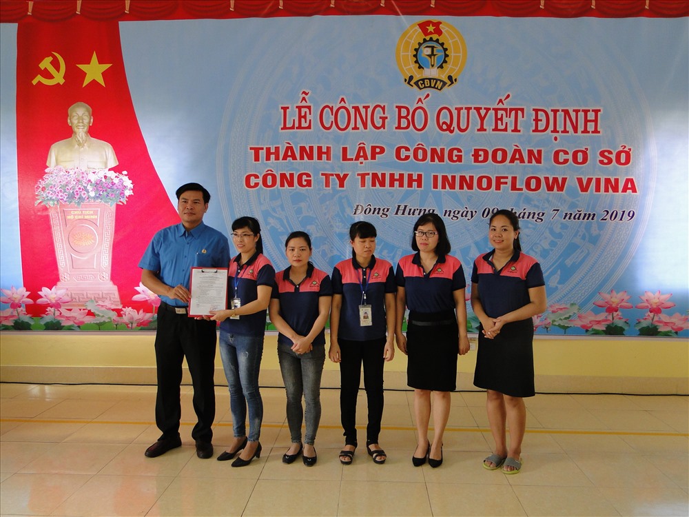 Đồng chí Trần Đức Hiền – Chủ tịch LĐLĐ huyện Đông Hưng trao quyết định thành lập CĐCS. Ảnh: B.Mạnh