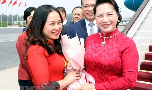 Các cán bộ, nhân viên Đại sứ quán Việt Nam và cộng đồng người Việt Nam tại Trung Quốc đón Chủ tịch Quốc hội Nguyễn Thị Kim Ngân tại Sân bay Quốc tế Bắc Kinh. Ảnh: TTXVN.