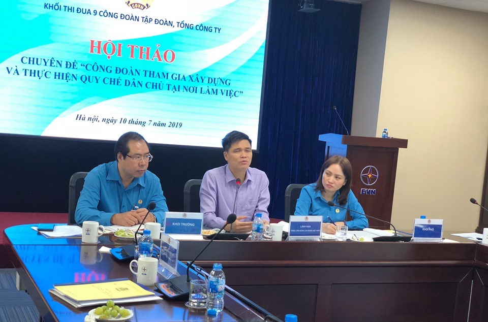 Phó Chủ tịch Tổng LĐLĐVN Ngọ Duy Hiểu (giữa) phát biểu tại Hội nghị. Ảnh: Đ.P