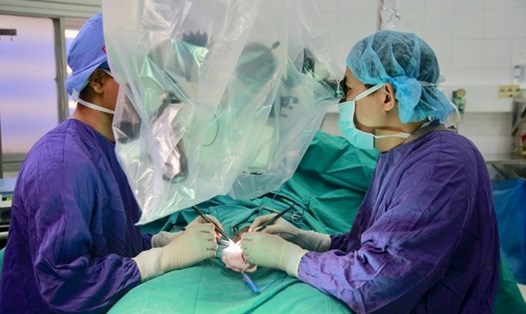 Các bác sĩ Bệnh viện Hữu nghị Việt Đức nối lại dương vật cho nạn nhân. Ảnh do BV cung cấp