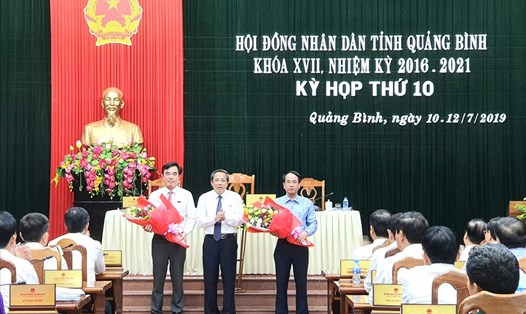 Bí thư Tỉnh ủy Quảng Bình Hoàng Đăng Quang tặng hoa chúc mừng ông Nguyễn Lương Bình (bên trái) và ông Phan Mạnh Hùng. Ảnh: Lê Phi Long