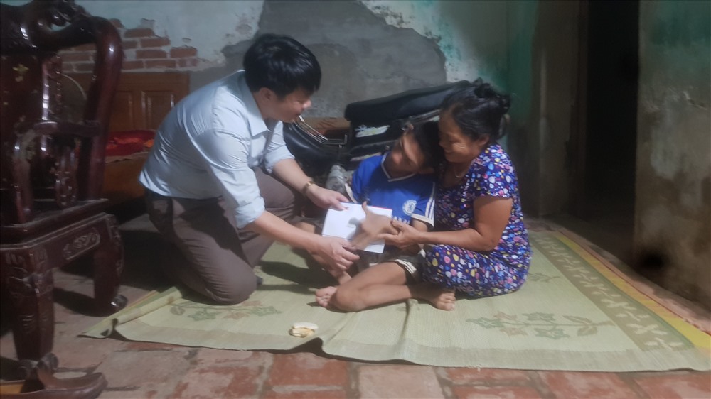 Đại diện Quỹ TLV Lao Động trao quà của bạn đọc ủng hộ anh Nguyễn Văn Sáng.