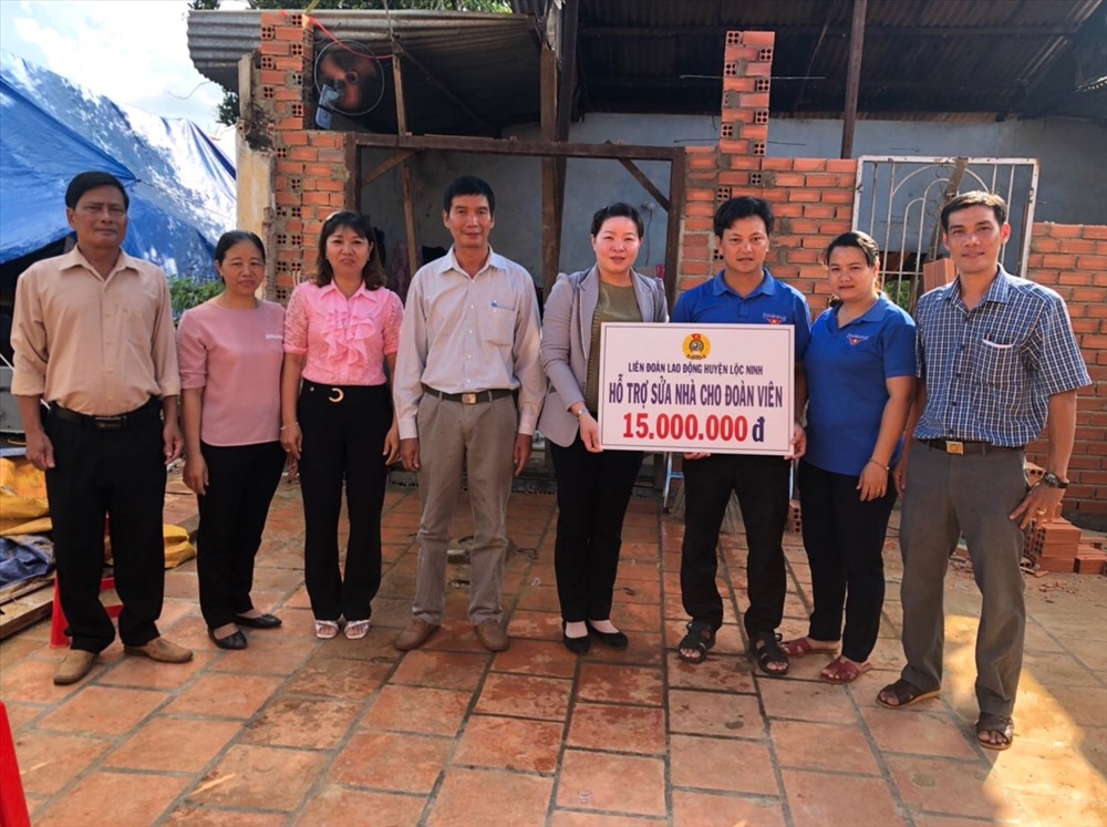 Đồng chí Đinh Thị Mỹ Hạnh - Chủ tịch LĐLĐ huyện trao tiền hỗ trợ sửa chữa nhà cho đoàn viên công đoàn.