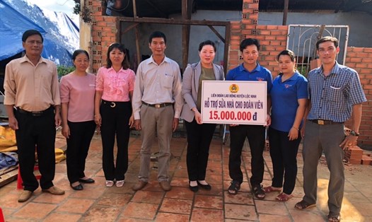 Đồng chí Đinh Thị Mỹ Hạnh - Chủ tịch LĐLĐ huyện trao tiền hỗ trợ sửa chữa nhà cho đoàn viên công đoàn.