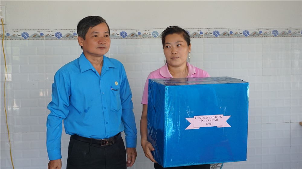 Ông Phan Văn Bua – Phó Chủ tịch LĐLĐ tỉnh Tây Ninh trao tặng quà chúc mừng gia đình chị Na.